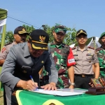 Wabup Pungkasiadi ketika menandatangani pembukaan TNI Manunggal Membangun Desa (TMMD) Imbangan ke-105 tahun 2019. 