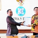 Ketua Dewan Pers Yoseph Adi Prasetya (kanan) ketika menerima pendaftaran berkas organisasi dari pengurus AMSI yang dipimpin Ketua Umum AMSI Wenseslaus Manggut, di kantor Dewan Pers Jakarta, Senin (27/8/2018).