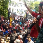 H. Abdurrahman, Wakil Ketua DPRD Kota Malang saat menemui para mahasiswa yang mengatasnamakan Cipayung Plus saat aksi demo di depan gedung DPRD, Jumat (07/09). Foto: IWAN/ BANGSAONLINE