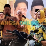 Bupati Gresik, Fandi Akhmad Yani, saat menyerahkan kendaraan operasional. Foto: SYUHUD/BANGSAONLINE