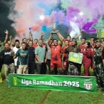 Para pemain Jali FC mengangkat piala usai menjuarai Liga Ramdan 2025. 