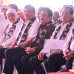 Gubernur Jawa Timur Khofifah Indar Parawansa bersama Menteri Kordinator Kemaritiman Luhut Binsar Panjdahitan, Menteri Perhubungan Budi Karya Sumadi, Menteri Agraria dan Tata Ruang Sofyan Djalil, Menteri Desa, Pembangunan Daerah Tertinggal dan Transmigrasi Eko Putro Sandjojo, Bupati Kediri Haryanti Sutrisno, serta Sekdaprov Jatim Heru Tjahjono di Sanggar Kegiatan Belajar (SKB) Grogol Kabupaten, Kediri, Jawa Timur, Sabtu (31/8/2019). foto: istimewa/bangsaonline.com