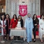 Penasihat Yayasan Warisan Kasih, Lita Machfud Arifin (berkerudung), saat foto bersama.