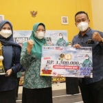 Penyerahan hadiah untuk juara lomba kebersihan di Kelurahan Ngronggo. foto: ist.