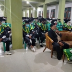 Para siswa-siswi Madrasah Aliyah Hikmatul Amanah saat diwisuda di Kampus Institut KH Abdul Chalim Pacet Mojokerto, Ahad (5/7/2020) sore. foto: MMA/ bangsaonline.com