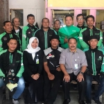 Kepala BPJS Ketenagakerjaan Kantor Cabang Perintis Trenggalek, Sunarto bersama tim foto bareng driver ojek online usai melakukan sosialisasi.