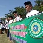 Ribuan santri dari berbagai Pondok Pesantren se-Kabupaten Pamekasan mengikuti Apel dan Kirab Santri untuk memperingati Hari Santri Nasional (HSN) di Lapangan Pendopo Ronggosukowati, Minggu (22/10).
