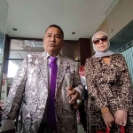 Venna Melinda bersama kuasa hukumnya, Hotman Paris saat mendatang Mapolda Jatim, Kamis (26/1/2023)