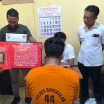 Petugas dari Satresnarkoba Polres Bangkalan saat bersama tersangka dan barang bukti yang diamankan.
