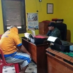 Tersangka Sopan diperiksa petugas Polsek Kencong. 