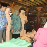 AKSI SOSIAL: Kegiatan donor darah yang digelar Dharma Wanita Persatuan Sidoarjo di Pendapa Delta Wibawa, Selasa (29/11). foto: mustain/ bangsaonline