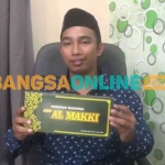 Hasibullah Salim, pemilik sentra usah songko AL MAKKI saat menjelaskan hasil produksinya. Foto: Dok pesantren/BANGSAONLINE