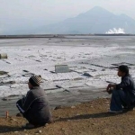 Sejumlah warga yang merupakan korban dari semburan lumpur Lapindo Sidoarjo ketika menyaksikan keadaan sekitar. Foto: Ist