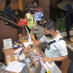 Satgas anti politik uang saat melakukan razia di sejumlah penginapan, rumah kost, dan hotel. (foto: ist)