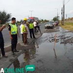 Petugas memantau titik pipa PDAM yang bocor di Jalan Raya Porong. foto: CATUR A/ BANGSAONLINE