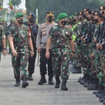 Kolonel Inf Jamaludin didampingi Dandim 0817/Gresik saat mengecek langsung prajuritnya.
