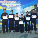 Kontingen atlet pencak silat dari Persaudaraan Setia Hati Winongo Tunas Muda (PSHW TM) Ponorogo foto bersama usai mengukir prestasi dalam tournament tersebut.