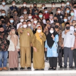 Wabup Gresik Aminatun Habibah didampingi Plt. Kepala DPMD Suyono bersama 47 cakades terpilih, Senin 11 April 2022. foto: SYUHUD/ BANGSAONLINE