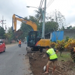 Suasana perbaikan jalan yang dilakukan Dinas PUCKPP Banyuwangi.