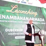 Gubernur Khofifah saat memberi sambutan dalam launching tambahan armada bus Transjatim Koridor I.