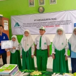 Penyerahan beasiswa PT Megasurya Mas kepada pelajar SD dan MI di Kecamatan Waru, Selasa (4/11/2025). foto ist
