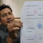 BUKTI KOALISI – Ketua F-PAN Bangun Winarso menunjukkan bukti perjanjian KMP DPRD Sidoarjo, Senin (10/11/2014). foto: musta’in/BangsaOnline


