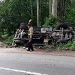 Kondisi truk yang terguling sebelum dievakuasi.