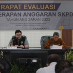 Bupati Kediri, Hanindhito Himawan Pramana (kiri), bersama Solikin selaku sekretaris daerah setempat saat memberi pemaparan. Foto: Ist