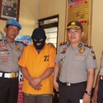 Kapolsek Kertosono Kompol Abraham Sissik, bersama tersangka Suwaji pembobol uang perusahaan KSP Setia Bakti Kertosono. foto: BAMBANG DJ/ BANGSAONLINE