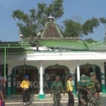 Sejumlah fasilitas umum ikut rusak. Tampak aparat sedang membantu warga yang membersihkan musala dari puing-puing reruntuhan. foto: RONY S/ BANGSAONLINE