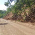 Kondisi jalan nasional yang belum sepenuhnya tuntas dari material longsoran. 
