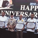 Para penerima penghargaan dari LSM YUA atau Yayasan Ujung Aspal Jawa Timur. 