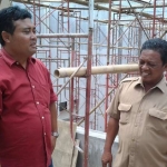 Hadi Suwarno (kiri) saat bersama Bupati Indartato di sebuah lokasi proyek.