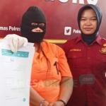 Yuli, mucikari prostitusi online di Bojonegoro saat dirilis di Mapolres setempat. foto: EKY NURHADI/ BANGSAONLINE