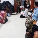 Dr. KH. Asep Saifuddin Chalim, MA sedang mengawasi pembagian bingkisan lebaran di kediamannya Pondok Pesantren Amanatul Ummah, Pacet, Mojokerto, Jawa Timur, Ahad malam (2/6/2019). foto: BANGSAONLINE.com