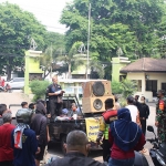 Puluhan Warga Putat Desa Ngerong, Kecamatan Gempol, Kabupaten Pasuruan ramai-ramai mendatangi kantor kecamatan setempat, Jumat (9/10/2020) pagi. (foto: ist).