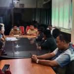 Sejumlah tokoh masyarakat dari Desa Morombuh, Kecamatan Kwanyar, Bangkalan, mendatangi kantor pemerintah daerah setempat.