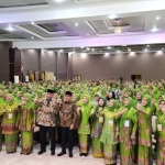 Mendes PDTT, Yandri Susanto (tengah) bersama Menkop Budi Aries saat menghadiri Kongres Muslimat NU di Surabaya