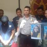 Tersangka pembunuh pacar saat di Polsek Wonokromo. foto: ekoyono/ BANGSAONLINE
