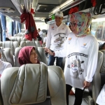 Direktur SDM & Hukum Semen Indonesia Tina T. Kemala Intan, berbincang dengan pemudik di dalam Bus rute Jakarta menuju Surabaya. foto ist.