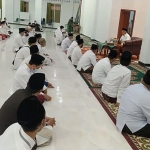 Suasana salat malam dan istighatsah di Masjid Kampus Institut Pesantren KH Abdul Chalim Pacet Mojokerto, Jumat (2/7/2021) tadi malam. foto: bangsaonline.com