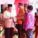 Bupati Sidoarjo H Saiful Ilah saat menerima Adipura Kirana yang diserahkan oleh Wapres Jusuf Kalla di halaman Istana Kesultanan Siak, Riau, Jumat (22/7) lalu. foto istimewa