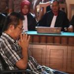 Terdakwa kasus kejahatan seksual terhadap anak, Sony Sandra, menjalani sidang putusan di Pengadilan Negeri Kota Kediri, Jawa Timur, Kamis (19/5). foto: ANTARA