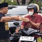 Sekjen Baguss, Gus Yusuf turun tangan membagikan 1000 paket takjil di depan Gedung Negara Grahadi Surabaya. Foto: Dok. Baguss.