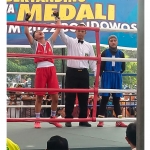 Elisabeth Louisa Valeria berselebrasi setelah dinyatakan menang angka dalam laga final melawan petinju dari Kota Pasuruan di kelas 50 kg putri.