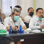 Kadinsos Bangkalan Wabagio (kanan) saat rapat dengan Anggota Banggar DPRD dan Timgar Bangkalan membahas KUA PPAS tahun 2022, Rabu (1/9/2021).