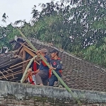 Rumah warga Junrejo, Kota Batu, yang ambruk diterjang hujan deras dan angin kencang.