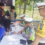 Kasatlantas Polres Gresik AKP Whika Ardilestanto saat menyaksikan pelanggar sidang di tempat. foto: Syuhud/ BANGSAONLINE