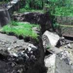 Sabo dam penghubung Desa Ngaringan dengan Desa Soso Kecamatan Gandusari Kabupaten Blitar ambrol akibat lahar dingin Gunung Kelud. (Try Susanto/BANGSAONLINE)
