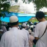 Suasana pemakaman almarhum Abdullah Umar di pemakaman umum Telogopojok, Gresik. foto: SYUHUD/ BANGSAONLINE